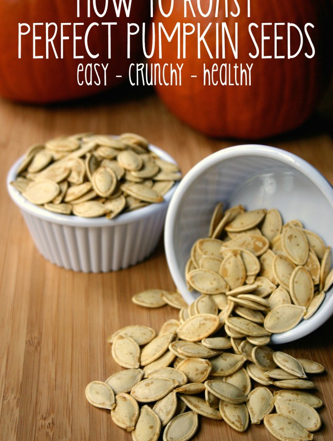 How To Roast Perfect Pumpkin Seeds - these are so easy, healthy, crunchy and addicting! | Feel Great in 8