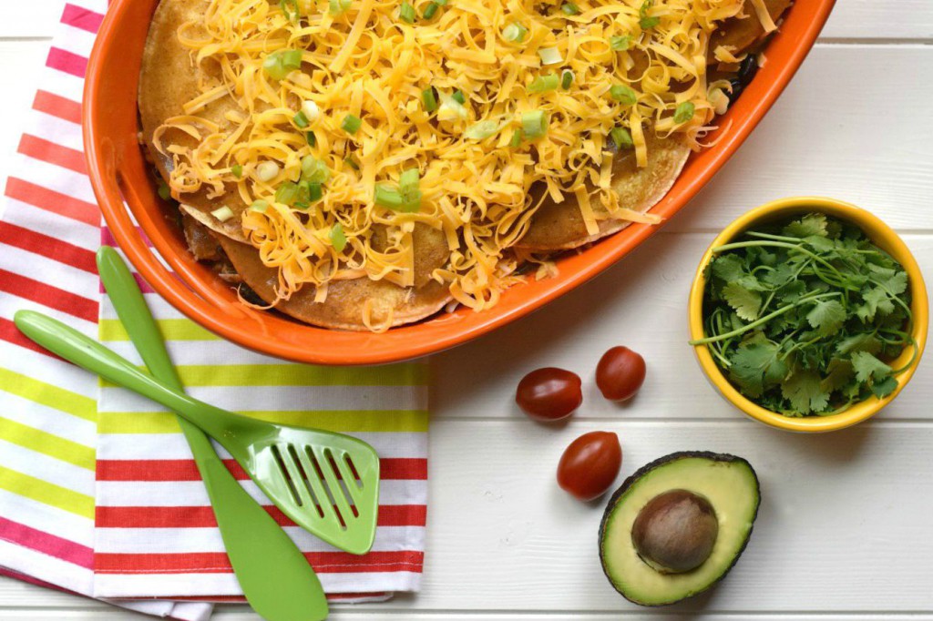 This Chicken Enchilada Casserole recipe is simple to make, gluten-free and super delicious! It's sure to be a healthy family favorite! | Feel Great in 8