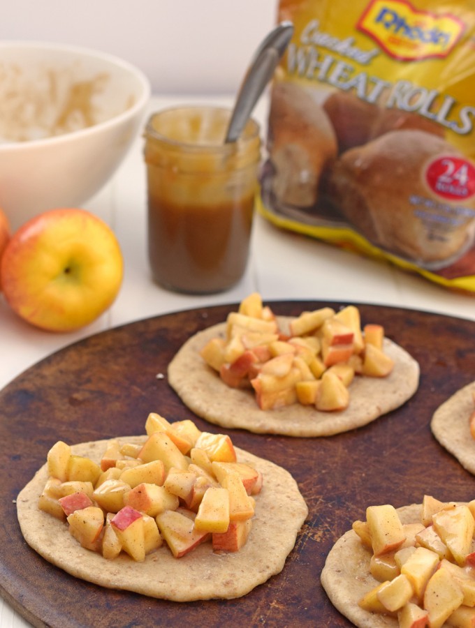 Mini Caramel Apple Dessert Pizzas: The whole family will love this quick, easy, healthy, and kid friendly fall dessert. | Feel Great in 8
