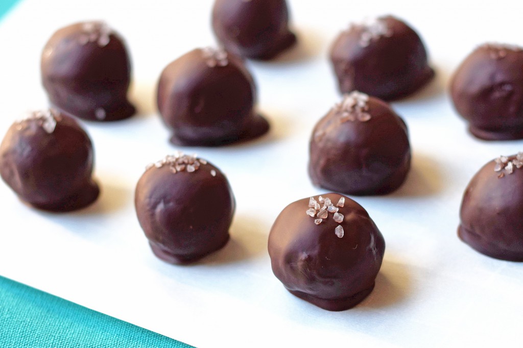 Healthy Dark Chocolate Truffles - You'd never guess the healthy secret ingredient in this decadent dessert! Vegan, paleo, naturally sweetened, and delicious!