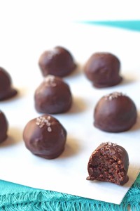 Healthy Dark Chocolate Truffles - You'd never guess the healthy secret ingredient in this decadent dessert! Vegan, paleo, naturally sweetened, and delicious! | Feel Great in 8