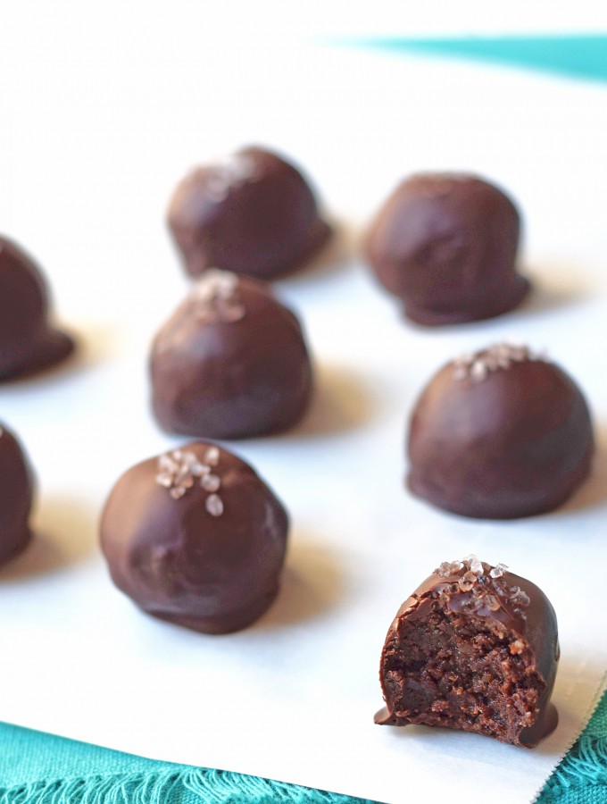 Healthy Dark Chocolate Truffles - You'd never guess the healthy secret ingredient in this decadent dessert! Vegan, paleo, naturally sweetened, and delicious! | Feel Great in 8