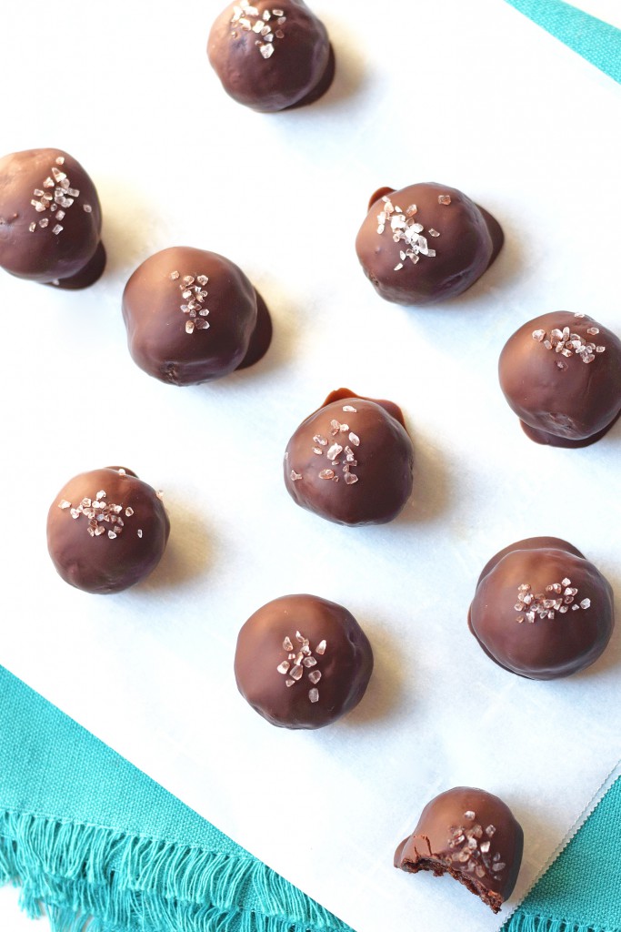 Healthy Dark Chocolate Truffles - You'd never guess the healthy secret ingredient in this decadent dessert! Vegan, paleo, naturally sweetened, and delicious!