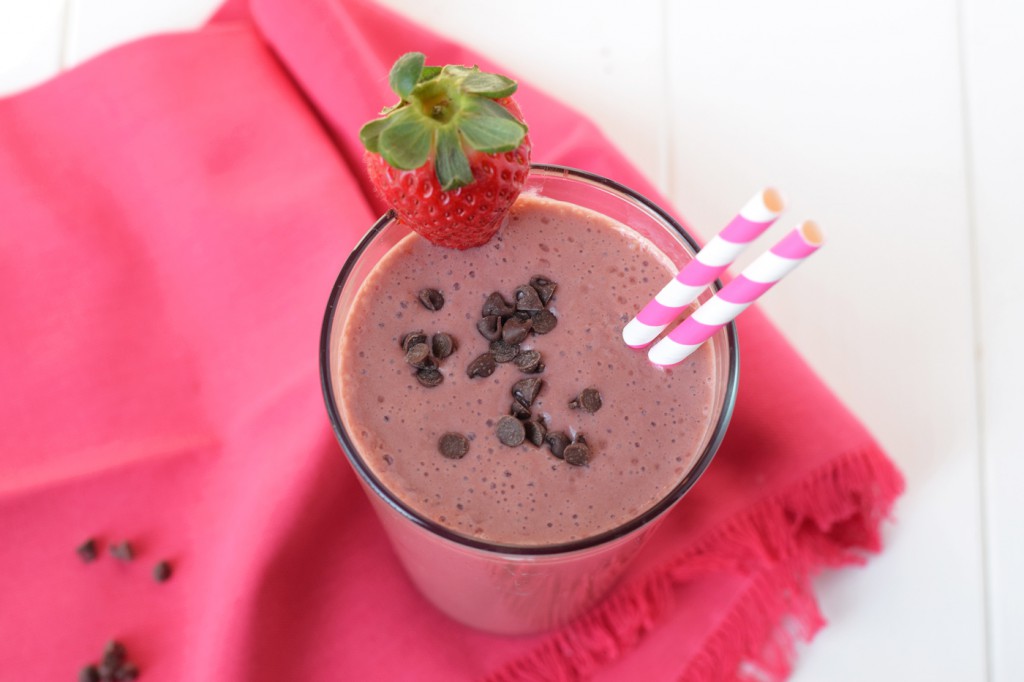 Chocolate Covered Strawberry Smoothie - All the delicious flavors of a chocolate covered strawberry in a dessert that's healthy enough to be breakfast! Clean eating, refined sugar free and made with only 4 healthy real food ingredients!
