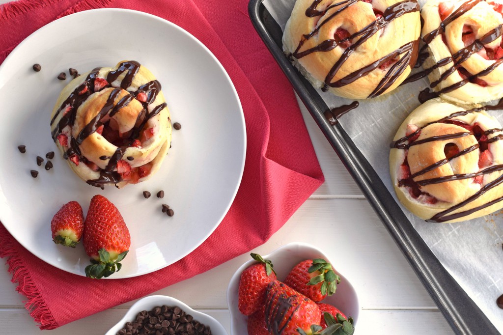 CChocolate Covered Strawberry Sweet Rolls - All the flavor of a chocolate covered strawberry in easy to make sweet rolls!