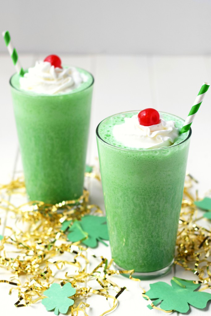 Healthy Shamrock Shake Recipe - This healthy copycat recipe is the perfect 160 calorie treat to help you avoid the drive-through!