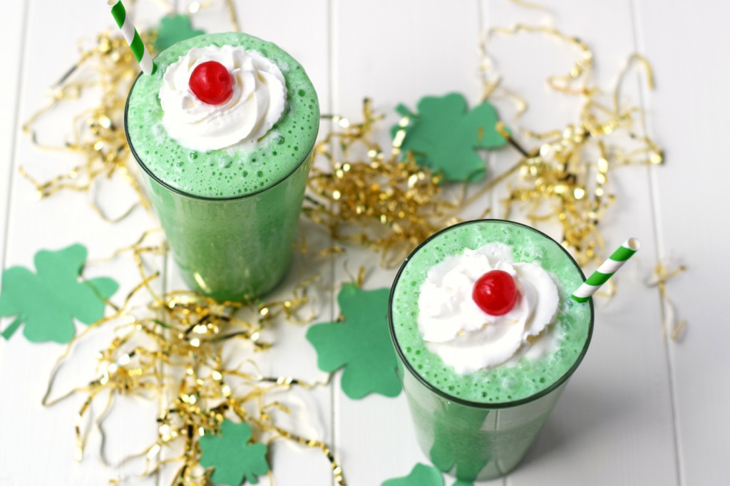 Healthy Shamrock Shake Recipe - This healthy copycat recipe is the perfect 160 calorie treat to help you avoid the drive-through!
