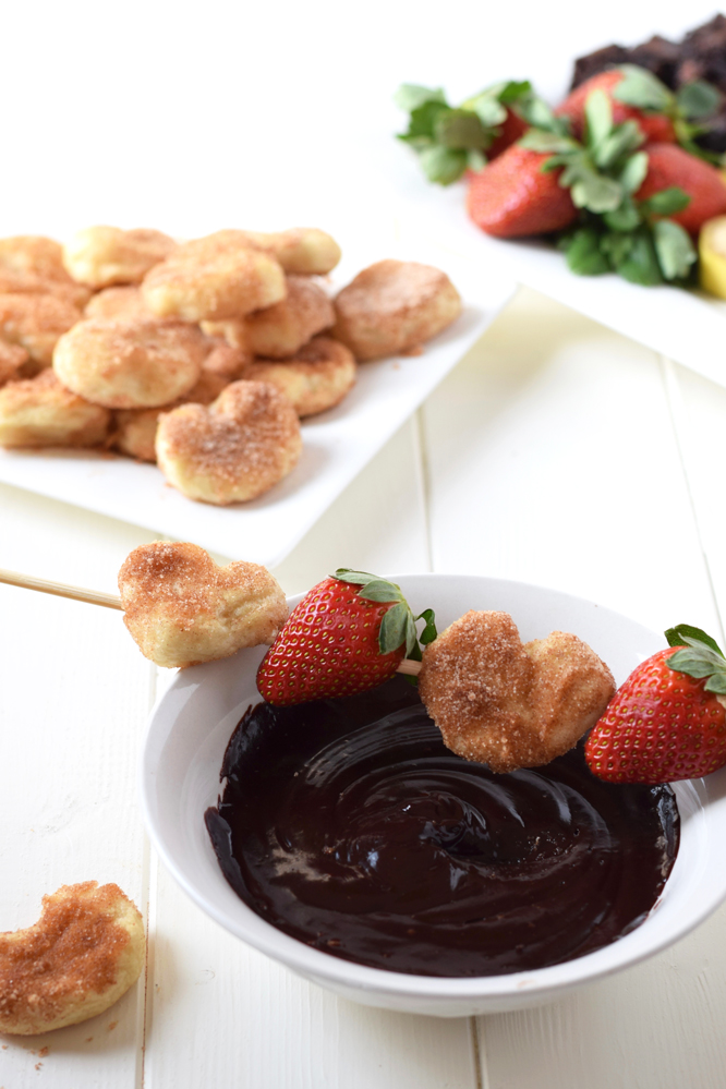 Healthy Chocolate Fondue & Cinnamon Sugar Hearts - Two quick and easy ways to make healthy, clean eating chocolate fondue and indulgent cinnamon sugar hearts to dip! The perfect combination! <3
