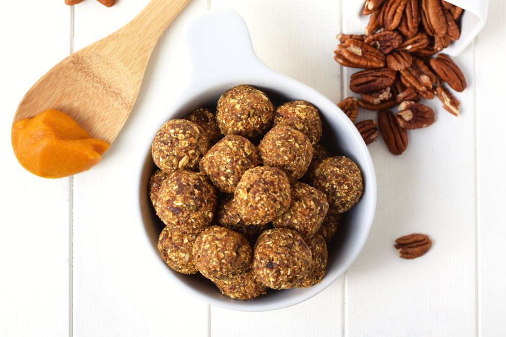 Pumpkin Pie Energy Bites - All the flavor of pumpkin pie in a healthy snack packed with protein, fiber and healthy fats! Healthy dessert you can feel good about eating.